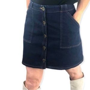 NEW Banana Republic Button Denim Skirt /New condition/size 6P/condition